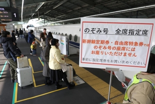 帰省ラッシュの中、大きな荷物を持って新幹線を乗り降りする家族連れら＝29日午前、ＪＲ新神戸駅（撮影・長嶺麻子）