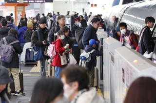 大きな荷物を持った帰省客らで混雑する新神戸駅のホーム＝29日午前、神戸市中央区（撮影・長嶺麻子）