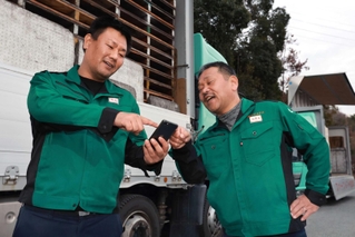 「運転手と配車のコミュニケーションが、商慣行是正の小さな一歩」と話す三俣良輔さん（右）と待元久弥さん＝西脇市平野町（撮影・長嶺麻子）