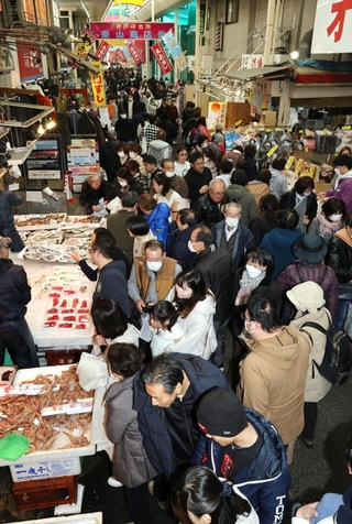大勢の買い物客でにぎわう東山商店街＝３０日午後、神戸市兵庫区東山町（撮影・笠原次郎）