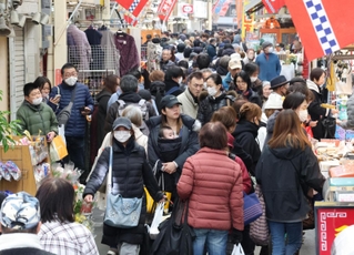 買い物客でにぎわう東山商店街＝３０日午後、神戸市兵庫区東山町（撮影・笠原次郎）