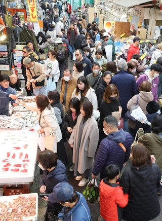 買い物客でにぎわう東山商店街＝３０日午後、神戸市兵庫区東山町（撮影・笠原次郎）
