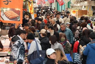 買い物客でにぎわう東山商店街＝３０日午後、神戸市兵庫区東山町（撮影・笠原次郎）