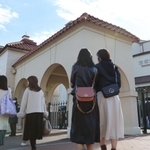 宝塚大劇場としては２か月ぶりとなる公演に、多くのファンらが足を運んだ＝１日午後、宝塚市栄町１、宝塚大劇場（撮影・長嶺麻子）