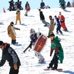 思い思いのコスプレ姿で初滑りを楽しむ来場者＝神戸市灘区六甲山町（撮影・小林良多）