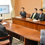 大麻グミの問題を受け、危険薬物対策の強化を要望する県議会４会派の代表者（写真奥）ら＝兵庫県庁