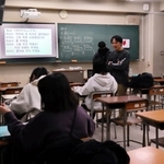 「よう、読めた」。金大樹先生（中央）の朝鮮語の授業は活気に満ちている＝神戸市長田区寺池町１、県立湊川高校