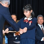 神戸新聞社賞に選ばれた、たつの市立揖保小５年の宮崎りのさん＝２日午後、神戸新聞松方ホール（撮影・斎藤雅志）