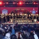 大勢のサポーターを前に開かれたヴィッセル神戸の優勝を祝う会＝３日夜、神戸市中央区、神戸メリケンパーク（撮影・小林良多）
