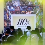 ２０２４年、宝塚歌劇は１１０周年を迎える。再生への一歩を踏み出せるか、注目が集まる＝１日、宝塚市栄町１、宝塚大劇場（撮影・長嶺麻子）