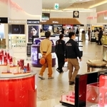 ５日に開業するウオークスルー型免税店。日本の国際空港で最大級となる＝４日午前、関西空港