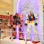 ５日開業の新国際線出国エリア。日本のポップカルチャーを発信する専門店も並ぶ＝４日午前、関西空港