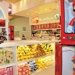 ５日開業の新国際線出国エリア。日本のポップカルチャーを発信する専門店も並ぶ＝４日午前、関西空港