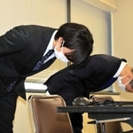 神戸市立小・中学校教員の不祥事を受け、謝罪する神戸市教育委員会の西口毅・教職員課課長（服務・監察担当、奥）＝４日午後、神戸市役所
