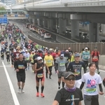 神戸マラソン終盤の難所とされてきた浜手バイパスの急坂。普段は走れない場所で、ランナーに親しまれてきた＝11月19日、神戸市中央区