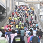 神戸マラソン終盤の難所とされてきた浜手バイパスの急坂。普段は走れない場所で、ランナーに親しまれてきた＝11月19日、神戸市中央区