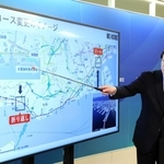神戸マラソンのコース変更案について説明する神戸市の久元喜造市長＝５日午後、神戸市役所