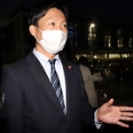 本会議を終え取材に対応する光本圭佑議員＝６日午後、尼崎市東七松町１