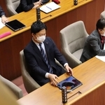 本会議に参加する光本圭佑議員（中央）。神戸地検が６日に起訴した＝６日午後、尼崎市東七松町１、尼崎市議会本会議場