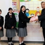 記念品の図録を受け取る前田はるさん（右から２人目）ら＝神戸市東灘区向洋町中２
