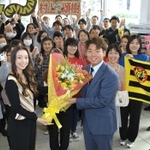猛虎感動大賞を受賞し、歓迎の花束を受け取る村上頌樹投手＝７日午前、神戸新聞本社（撮影・高部洋祐）