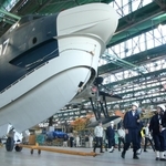 新明和工業甲南工場で飛行艇の製造現場をパトロールする兵庫労働局の職員ら＝神戸市東灘区青木１