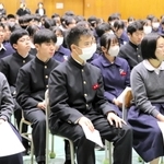 真剣な表情で阪神・淡路大震災当時の話を聞く生徒たち＝神戸市須磨区青葉町３、鷹取中学校