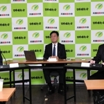 兵庫維新の会の代表選が告示され、討論会に臨む現代表の片山大介参院議員（左端）と市村浩一郎衆院議員（右端）＝10日午後、神戸市中央区北長狭通４