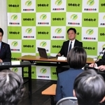 兵庫維新の会の代表選が告示され、討論会に臨む現代表の片山大介参院議員（左端）と市村浩一郎衆院議員（右端）＝10日午後、神戸市中央区北長狭通４