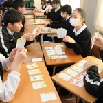 完成したカードゲーム「メディカルテット」で遊ぶ御影中の３年生＝神戸市東灘区御影中町５