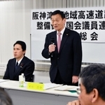 総会であいさつする末松信介議員（左から３人目）＝東京都千代田区