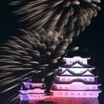 姫路城の世界文化遺産登録３０周年を記念し、打ち上げられた花火＝11日夜、姫路市駅前町から（撮影・辰巳直之）