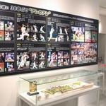 日本シリーズの試合球や、第６戦で本塁打を放ったノイジー選手のバットなども並ぶ＝１２日午後、西宮市甲子園町