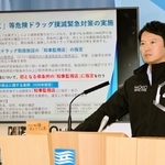 危険ドラッグの取り扱いを規制する「知事監視店」の指定に向け、会見で発表する斎藤元彦知事＝兵庫県庁