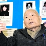 有本恵子さんのパネルの前で思いを語る父明弘さん＝神戸市中央区下山手通５