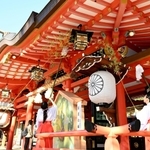 新年に向け、拝殿のほこりをはたきで払う巫女ら＝１３日午前、生田神社（撮影・風斗雅博）