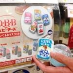 六甲バターの看板商品「Ｑ・Ｂ・Ｂベビーチーズ」をデザインしたマスコット＝神戸市中央区東川崎町１、「ドリームカプセル」