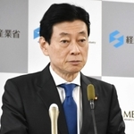 閣議後に記者会見する西村経産相＝１２日、経産省