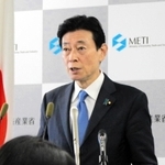 経産相の辞表を提出後、記者会見を開いた西村康稔氏＝１４日午前、東京都千代田区