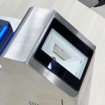 阪急電鉄が自動改札機に追加するＱＲコードの専用読み取り部（中央の透明部分）のイメージ（同社提供）