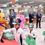 年賀状を投函する熊内幼稚園の園児たち＝１５日午前、神戸市中央区栄町通６、神戸中央郵便局（撮影・中西幸大）