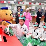 ＯＳＫ日本歌劇団の天輝レオさん（中央奥）らに見守られ年賀状を投函する熊内幼稚園の園児たち＝１５日午前、神戸市中央区栄町通６、神戸中央郵便局（撮影・中西幸大）