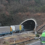 通行止めが解除され、自動車が走行する山陽自動車道・尼子山トンネルの西行き車線（左）＝１５日午後、相生市内（撮影・辰巳直之）