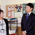 校内サポートルームを視察する兵庫県の斎藤元彦知事＝15日午前、川西市新田２、川西市立多田中学校 