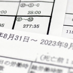 宝塚歌劇団の俳優の女性が急死した問題で、直近１カ月の時間外労働を巡り、遺族側代理人は２７７時間の労働、歌劇団から依頼された弁護士は１１８時間の活動があったとする（撮影・中西幸大）