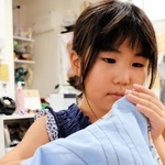 ミシンでつくったランチョンマットを仕上げる川本彩絵さん＝神戸市灘区曾和町２