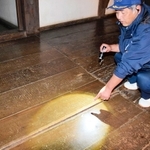 渡り櫓（やぐら）の床板にも、隙間が広がっている部分がある＝姫路市本町