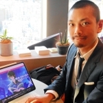 メタバースを使った阪神・淡路大震災の追悼式の画面を開いて解説する大澤誠さん＝神戸市中央区加納町４