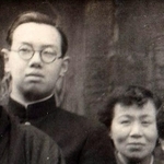 阪神・淡路大震災で亡くなり、「慰霊と復興のモニュメント」に名前が刻まれた鶴崎太一郎さん（左）と母の峰子さん（家族提供）