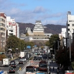 大手前通りの奥にそびえ、存在感が際立つ姫路城＝姫路市駅前町から（撮影・辰巳直之）